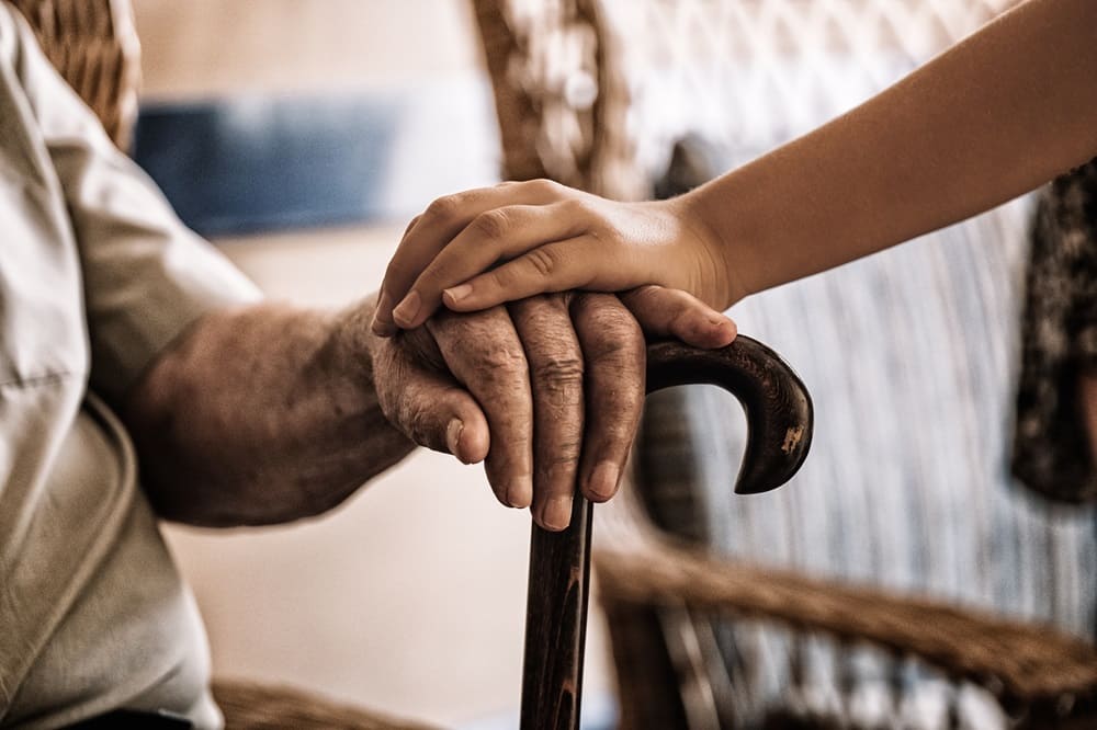 Cuidador de idosos: dicas e dispositivos essenciais para a profissão